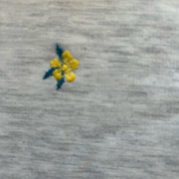 NWT Gloria Vanderbilt LG sweatshirt with small embroidered flowers - Picture 10 of 10